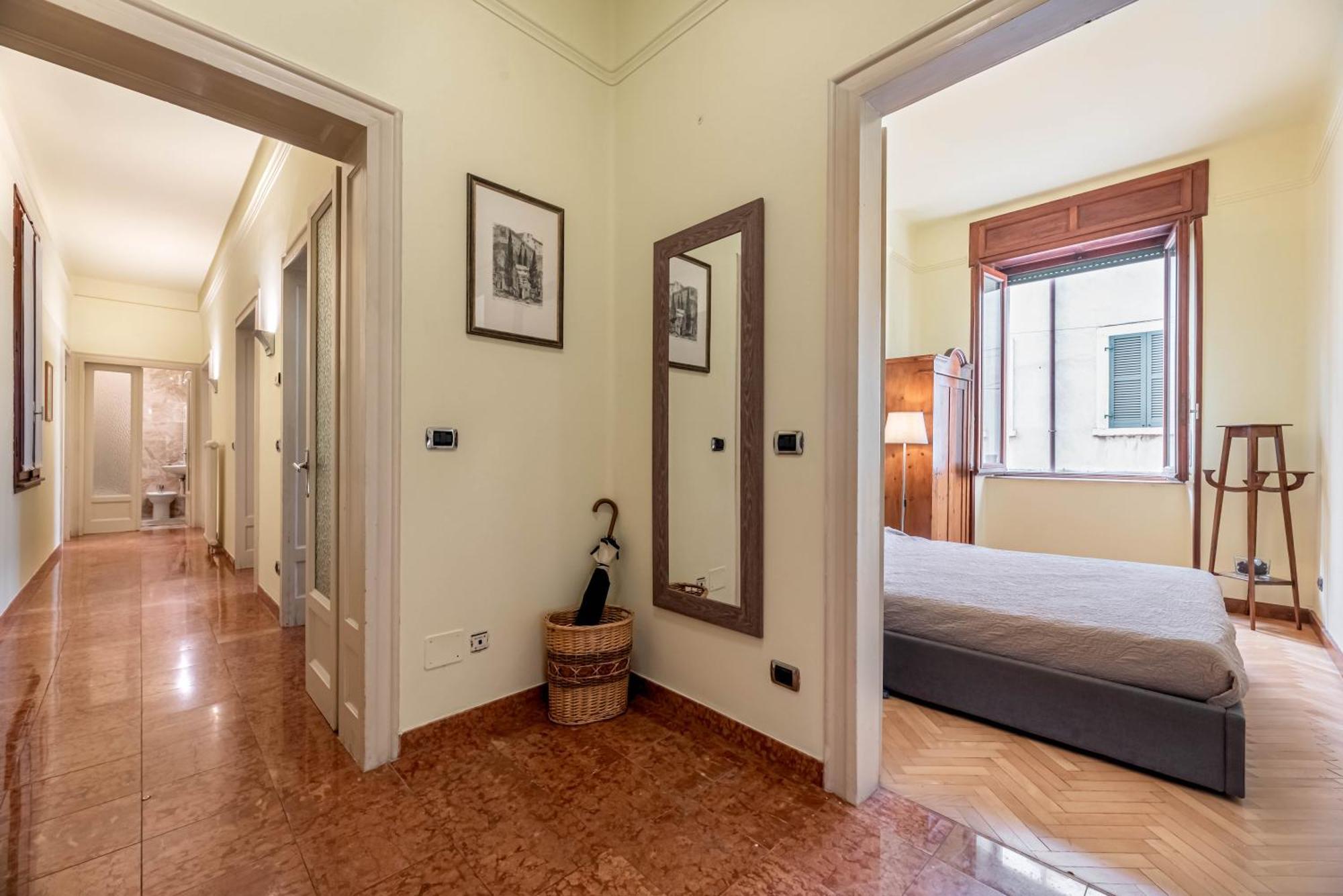 Piazza Isolo Central Apartment Verona Bagian luar foto