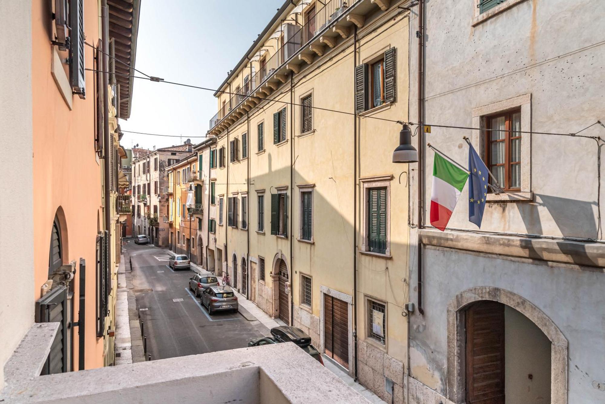 Piazza Isolo Central Apartment Verona Bagian luar foto