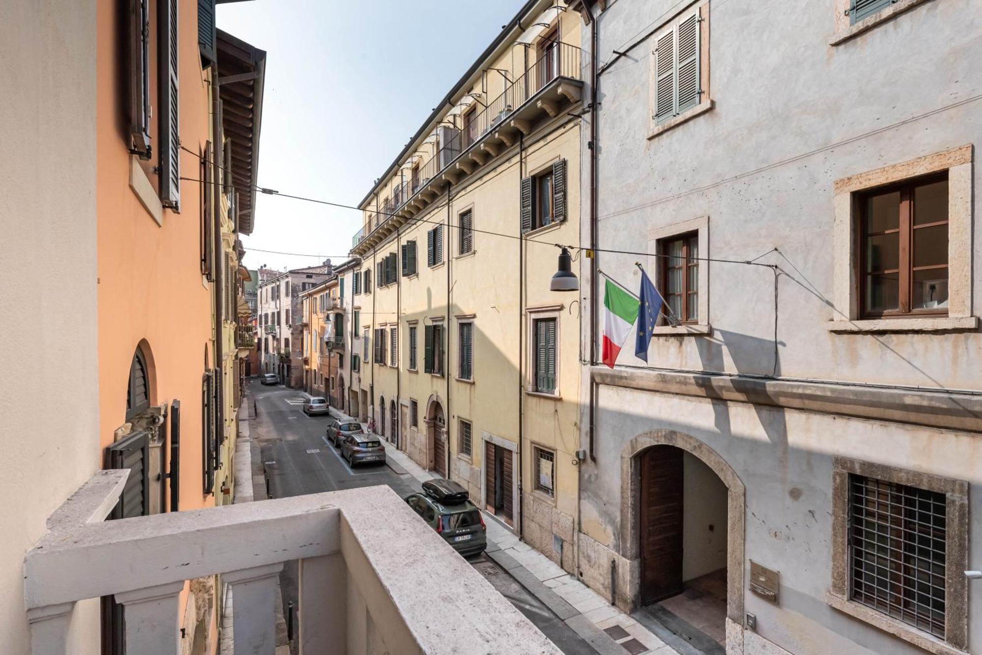 Piazza Isolo Central Apartment Verona Bagian luar foto