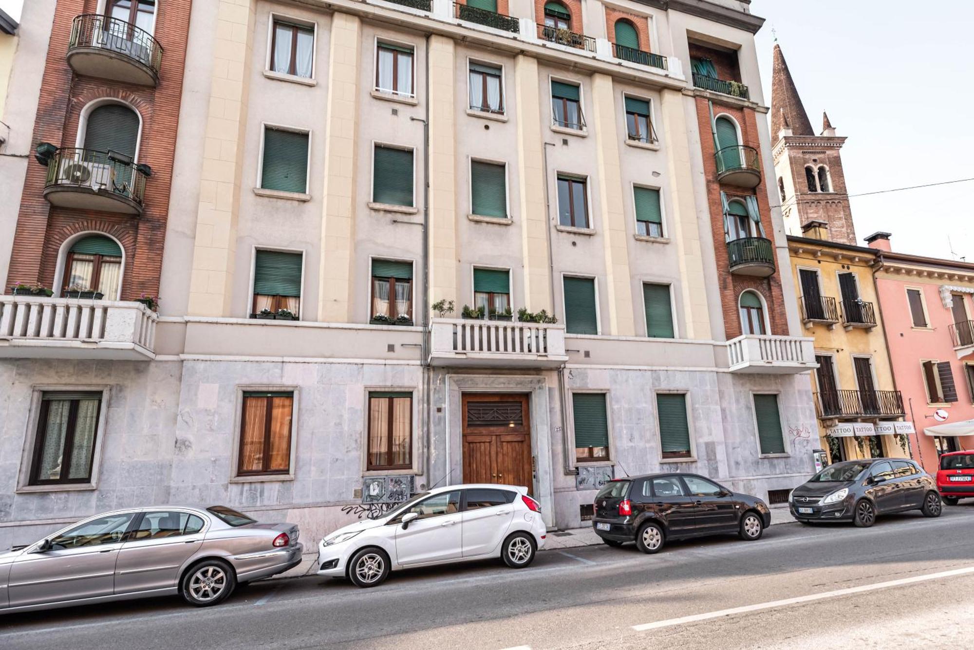 Piazza Isolo Central Apartment Verona Bagian luar foto